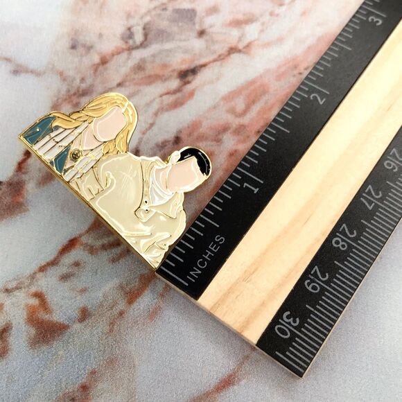 Emmett Cullen and Rosalie Hale Twilight Outline Enamel Pin - Picture 5 of 5